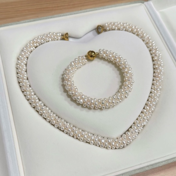 Handmade natural freshwater pearl necklace and bracelet
